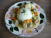 Resteverwertung : ...meiner Fleischküchle mit Eiern in Gemüsesoße - Rezept