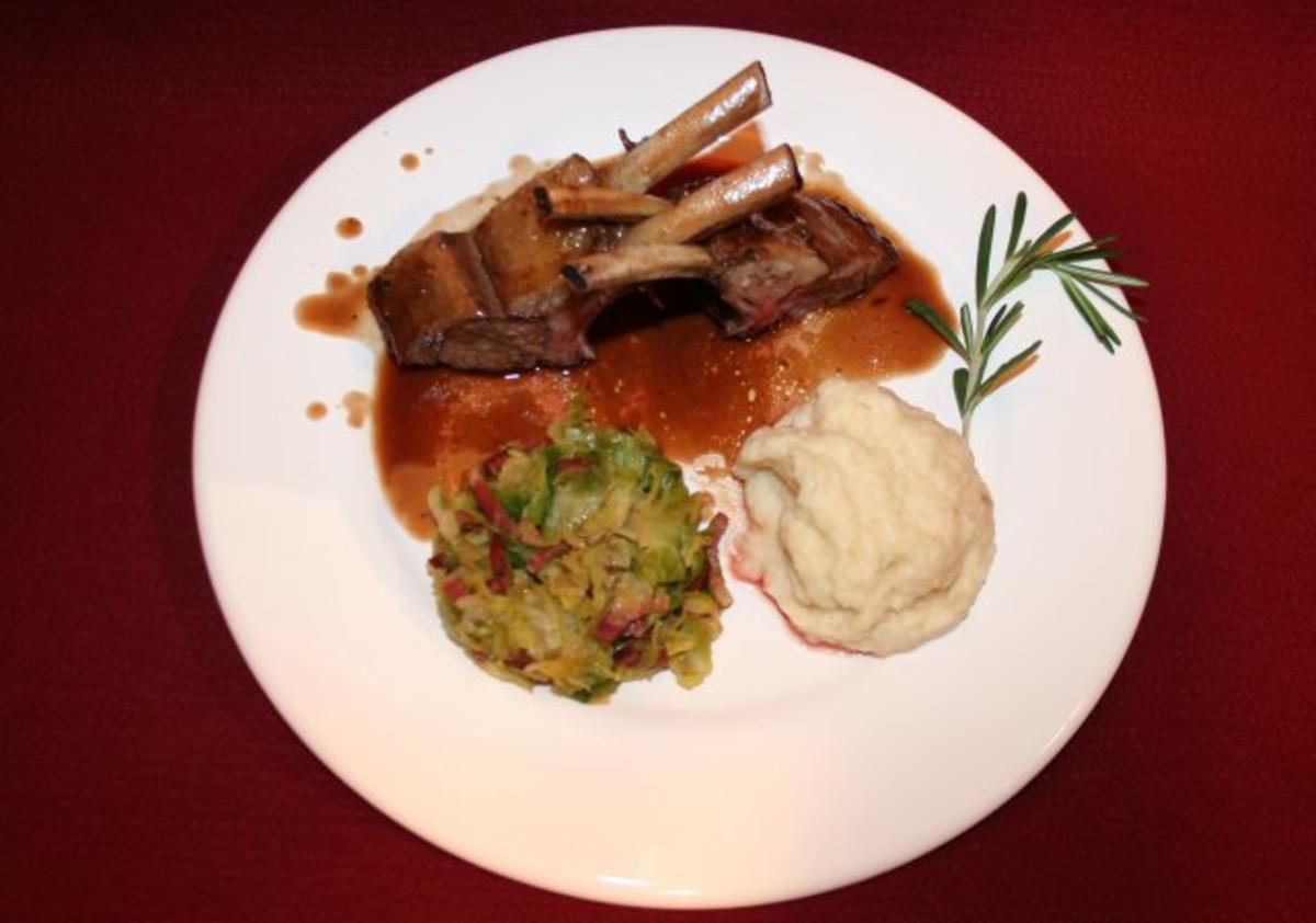 Gamsbraten in Rotweinsoße mit Nussspätzle, Apfel-Rotkraut und ...