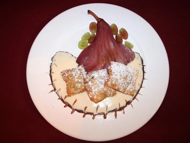 Gebackene Birnenravioli mit Zimtsoße und Rotweinbirne - Rezept