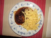 Fleischküchlen in Zwiebelsoße - Rezept