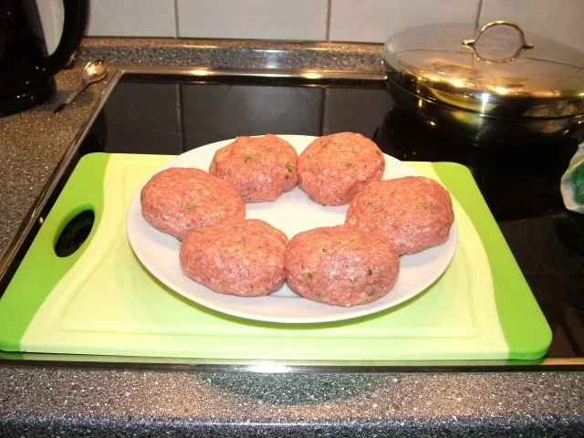 Fleischküchlen in Zwiebelsoße - Rezept - Bild Nr. 3