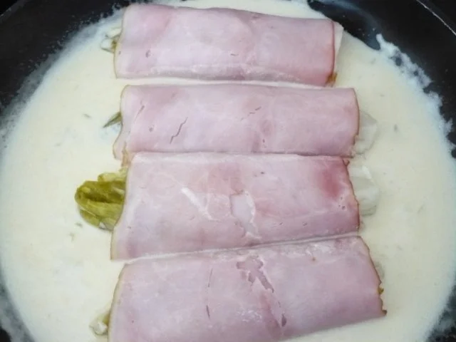 Chicoree   mit  Schinken und  Käsesoße - Rezept