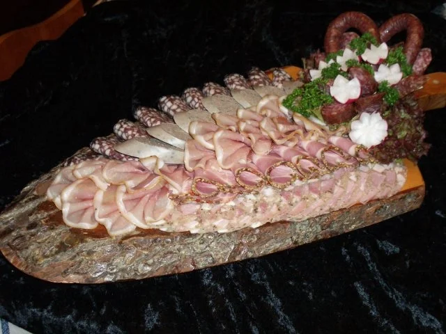 Rezept: Rustikale - Abendbrotplatte mit hausgemachter Wurst Rustikale - Abendbrotplatte mit hausgemachter Wurst - Rezept