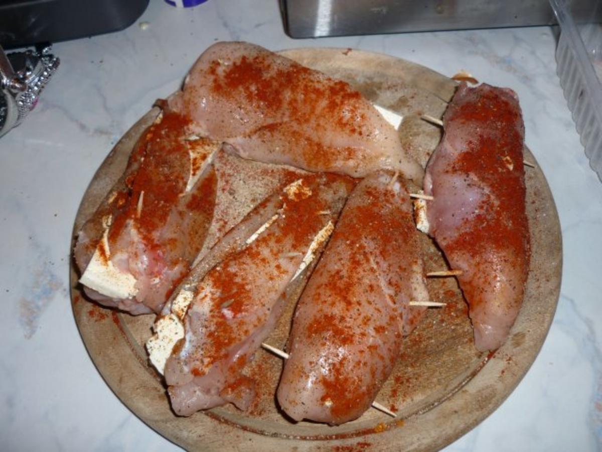 Mit Feta gefüllte Hühnerbrüstchen auf Spinat-Sahne-Bett mit Reis - Rezept