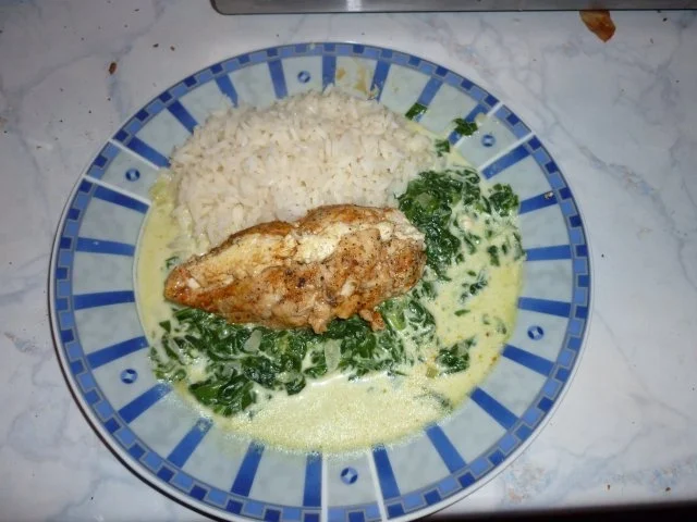 Rezept: Mit Feta gefüllte Hühnerbrüstchen auf Spinat-Sahne-Bett mit Reis Bild Nr. 3 Mit Feta gefüllte Hühnerbrüstchen auf Spinat-Sahne-Bett mit Reis - Rezept - Bild Nr. 3