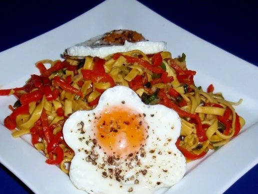 Gemüsenudeln mit Spiegeleier - Rezept
