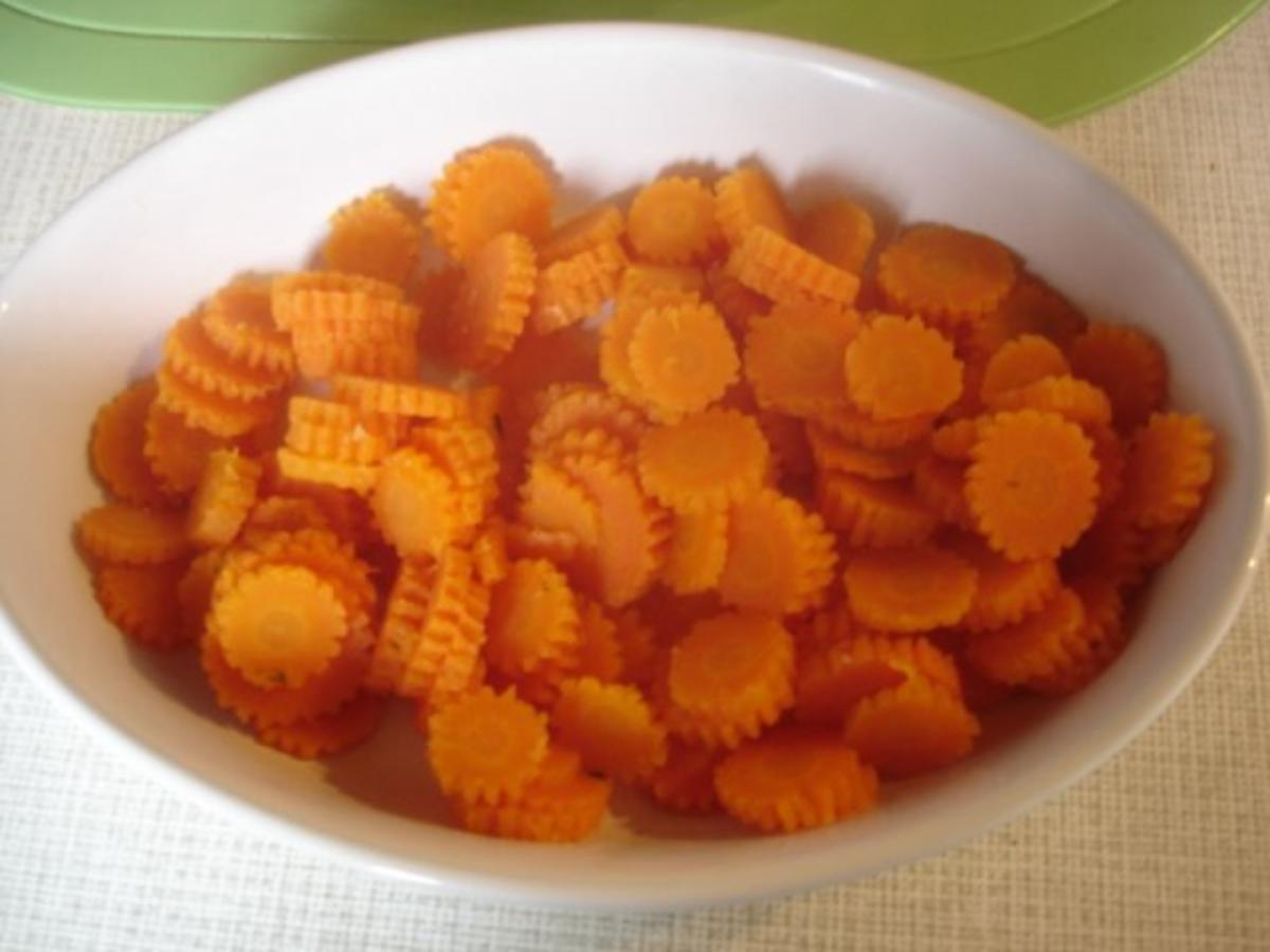 Parmesanfiletkrüstchen mit Möhrenblütengratin und Kartoffelpilzen mit Béchamelsauce - Rezept - Bild Nr. 8