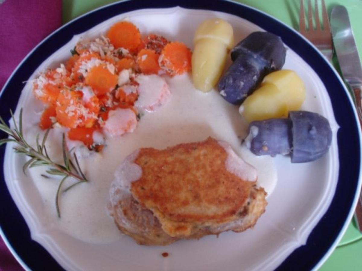 Parmesanfiletkrüstchen mit Möhrenblütengratin und Kartoffelpilzen mit Béchamelsauce - Rezept
