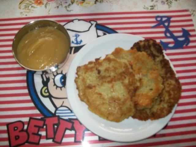 Irenes selbst gemachte Reiberdatschi - Kartoffelpuffer mit Apfelmus aus dem Glas ! - Rezept