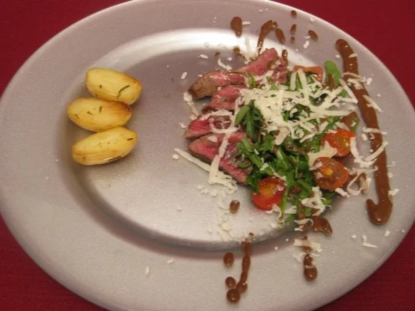 Rezept: Rinderfiletscheiben mit Rucola, Tomaten und Bratkartoffeln Rinderfiletscheiben mit Rucola, Tomaten und Bratkartoffeln - Rezept