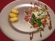 Rinderfiletscheiben mit Rucola, Tomaten und Bratkartoffeln - Rezept