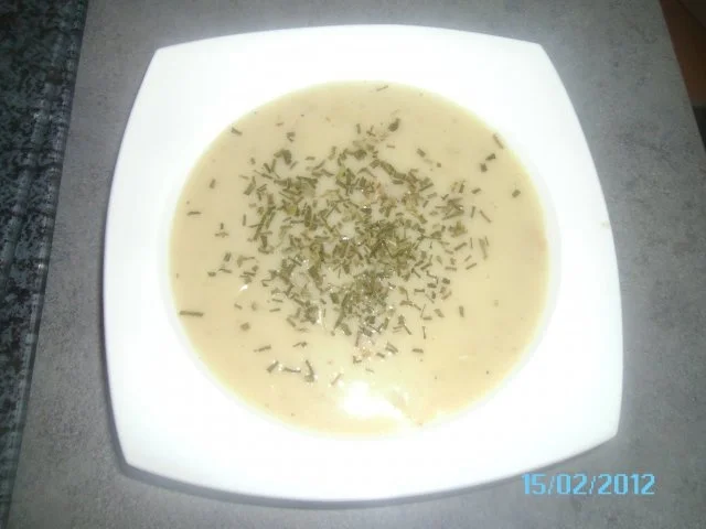 Knoblauchcremesuppe mit feinen Knoblauchstückchen - Rezept