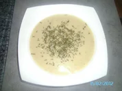 Knoblauchcremesuppe mit feinen Knoblauchstückchen - Rezept