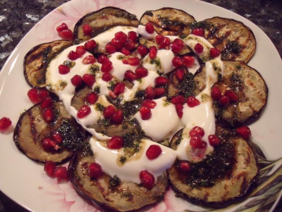 Bilder für Vorspeise: Auberginen-Granatapfel-Salat - Rezept