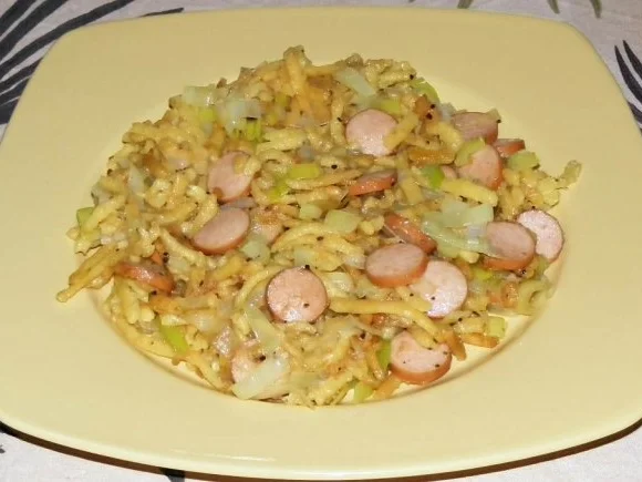 Gebratene Lauch-Spätzle mit Geflügelwiener - Rezept