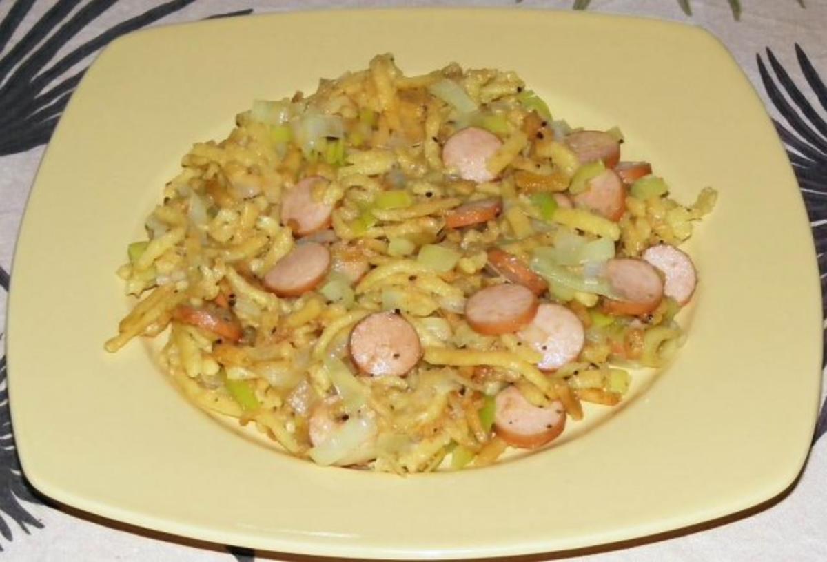 Gebratene Lauch-Spätzle mit Geflügelwiener - Rezept - kochbar.de