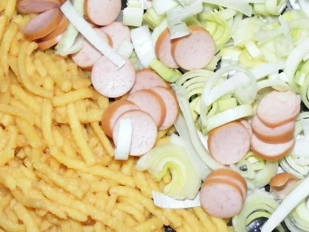 Gebratene Lauch-Spätzle mit Geflügelwiener - Rezept - Bild Nr. 2