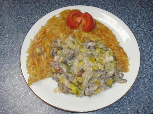 Kartoffel-Rösti mit Champignon-Lauch-Gemüse - Rezept