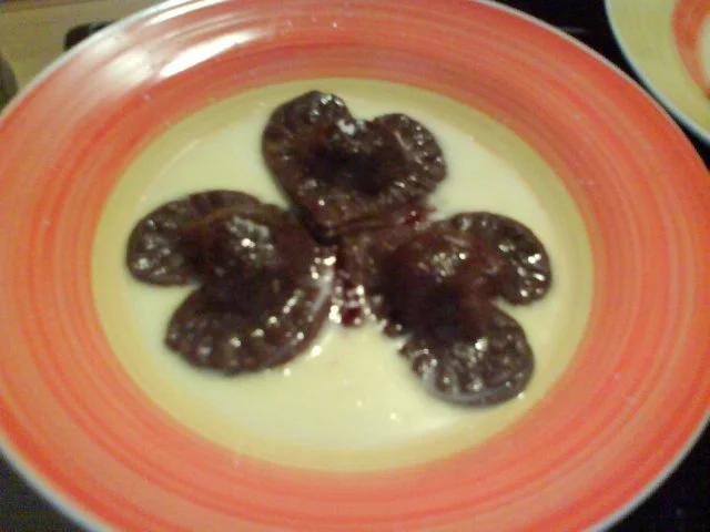 Rezept: Schokoravioli mit Frischkäse-Honig-Nussfüllung in weißer Schokosoße Schokoravioli mit Frischkäse-Honig-Nussfüllung in weißer Schokosoße - Rezept