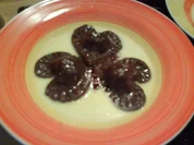 Rezept: Schokoravioli mit Frischkäse-Honig-Nussfüllung in weißer Schokosoße Schokoravioli mit Frischkäse-Honig-Nussfüllung in weißer Schokosoße - Rezept