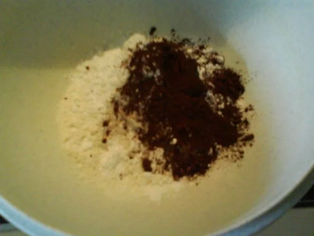 Rezept: Schokoravioli mit Frischkäse-Honig-Nussfüllung in weißer Schokosoße Bild Nr. 4 Schokoravioli mit Frischkäse-Honig-Nussfüllung in weißer Schokosoße - Rezept - Bild Nr. 4