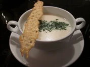 Mandel- Knoblauchcremesuppe mit Parmesanchip - Rezept