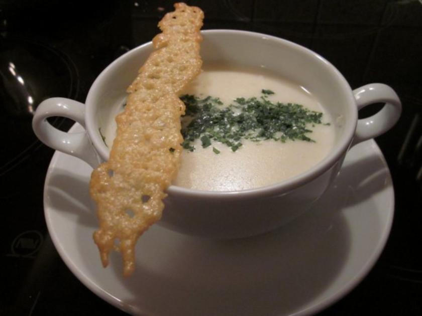 Mandel- Knoblauchcremesuppe mit Parmesanchip - einfach - 372 kcal/100g