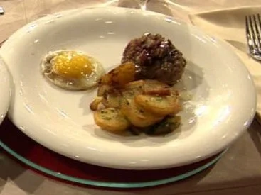 Rezept: Berliner Buletten mit Röstkartoffeln und blindem Setzei à la Kleeberg Berliner Buletten mit Röstkartoffeln und blindem Setzei à la Kleeberg - Rezept