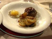 Rezept: Berliner Buletten mit Röstkartoffeln und blindem Setzei à la Kleeberg Berliner Buletten mit Röstkartoffeln und blindem Setzei à la Kleeberg - Rezept