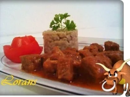 Rezept: Rindergulasch in herzhafter Sauce mit Perlgraupen - Türmchen Rindergulasch in herzhafter Sauce mit Perlgraupen - Türmchen - Rezept