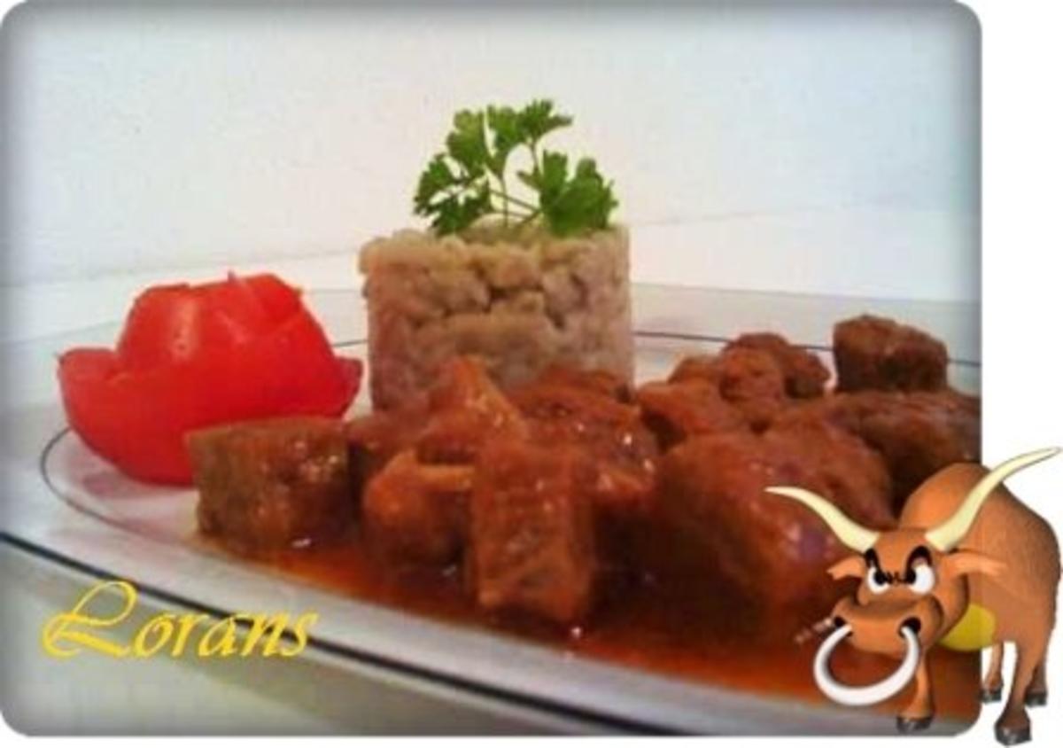 Rindergulasch in herzhafter Sauce mit Perlgraupen - Türmchen - Rezept ...
