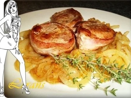 Schweinefilet im Baconmantel auf Zwiebelbett - Rezept
