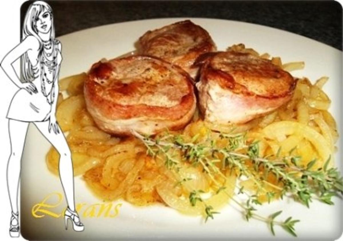 Schweinefilet im Baconmantel auf Zwiebelbett - Rezept - kochbar.de