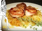 Schweinefilet im Baconmantel auf Zwiebelbett - Rezept