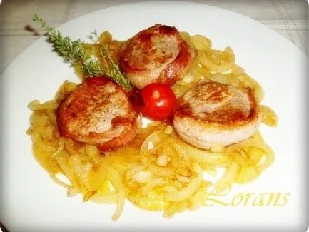 Schweinefilet im Baconmantel auf Zwiebelbett - Rezept - Bild Nr. 3