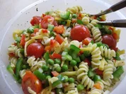 Nudelsalat mit Käse, Walnussöl, Honig und Balsamico - Rezept