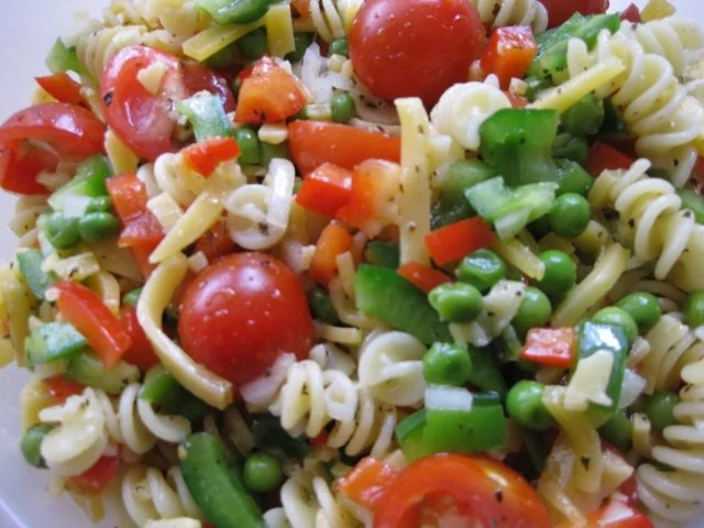 Nudelsalat mit Käse, Walnussöl, Honig und Balsamico - Rezept - Bild Nr. 2