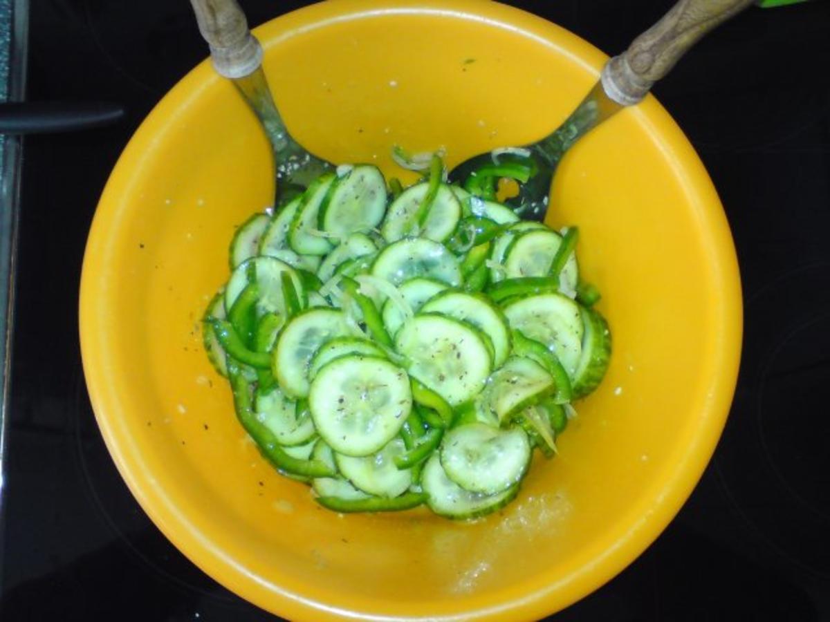 Gurkensalat mit Paprika - Rezept mit Bild - kochbar.de