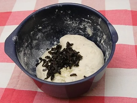 Focaccia mit Knobi und Oliven, mediterranes Fladenbrot - Rezept - Bild Nr. 5