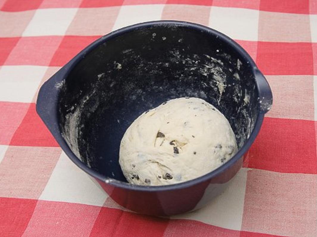Focaccia mit Knobi und Oliven, mediterranes Fladenbrot - Rezept ...