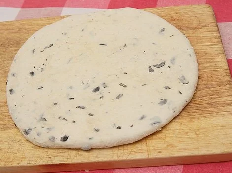 Focaccia mit Knobi und Oliven, mediterranes Fladenbrot - Rezept - Bild Nr. 7