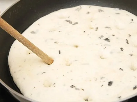 Focaccia mit Knobi und Oliven, mediterranes Fladenbrot - Rezept - Bild Nr. 8