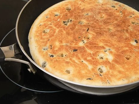 Focaccia mit Knobi und Oliven, mediterranes Fladenbrot - Rezept - Bild Nr. 10