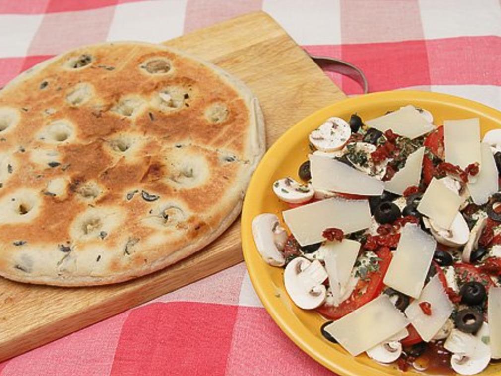 Focaccia mit Knobi und Oliven, mediterranes Fladenbrot - Rezept ...