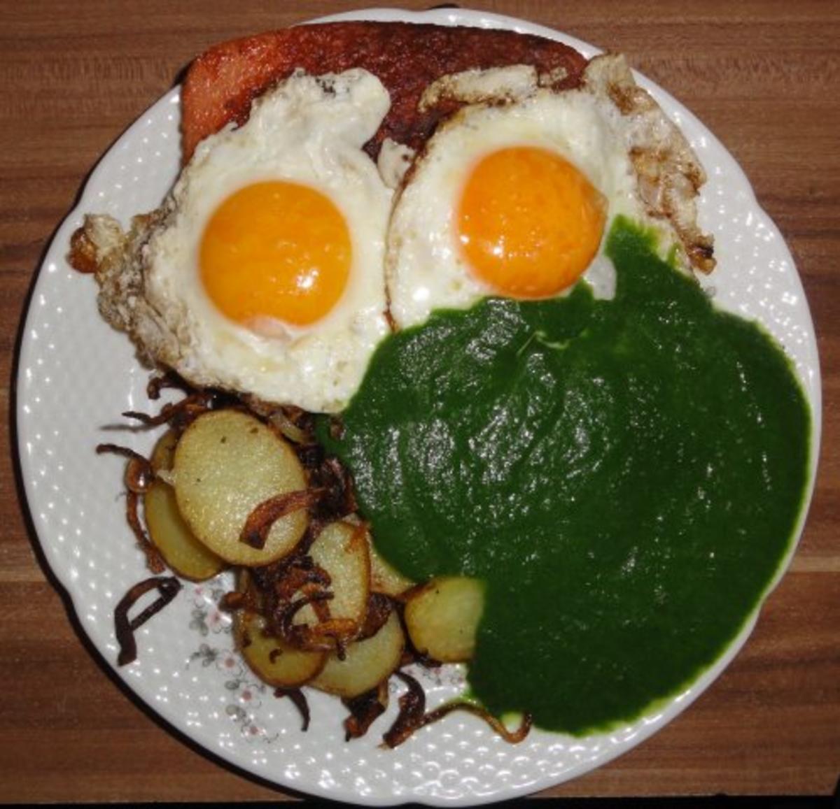 Leberkäse mit Spiegelei, Spinat und Röstkartoffeln - Rezept - kochbar.de