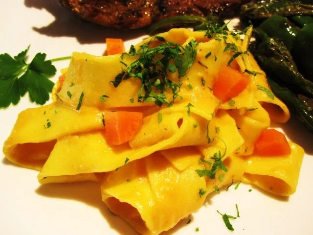 Bandnudeln mit einem feinen Möhren-Rahm-Sößchen - Rezept