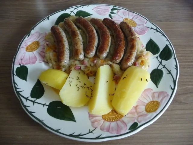 Preiswert :  Nürnberger Würstchen auf Sauerkraut - Rezept