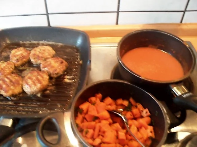 Scharfe Frikadellen mit süssem Möhrengemüse mit Tomatensosse - Rezept - Bild Nr. 5