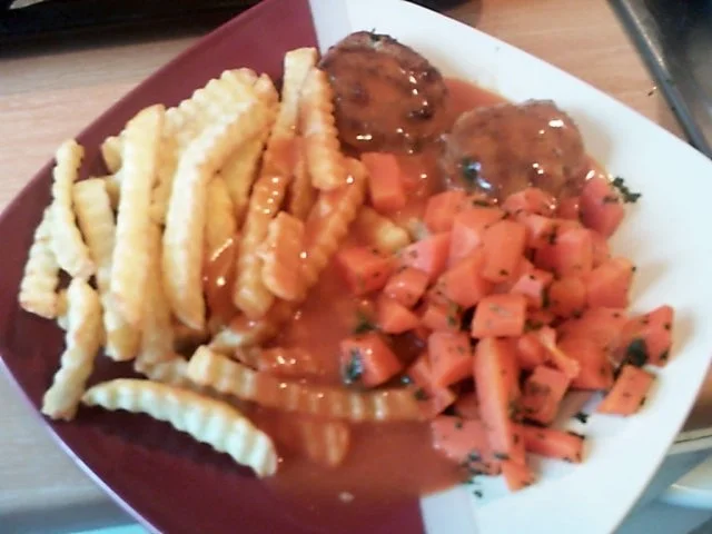 Scharfe Frikadellen mit süssem Möhrengemüse mit Tomatensosse - Rezept - Bild Nr. 6