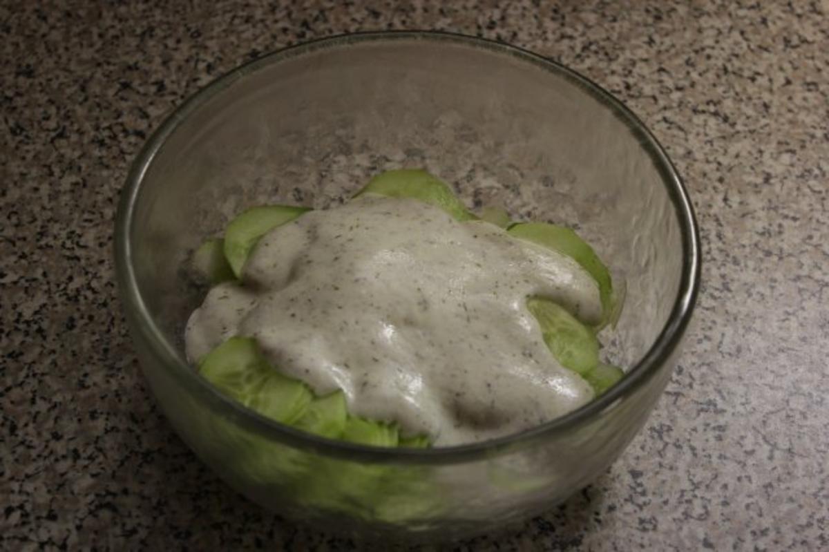 Bilder für Salate: Gurkensalat mit Joghurt-Dill-Dressing - Rezept